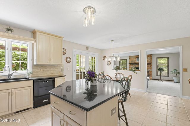 1252 Valley Bend Court, Perrysburg, OH 43551