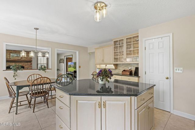 1252 Valley Bend Court, Perrysburg, OH 43551