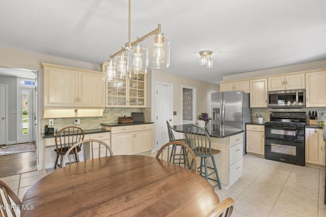 1252 Valley Bend Court, Perrysburg, OH 43551