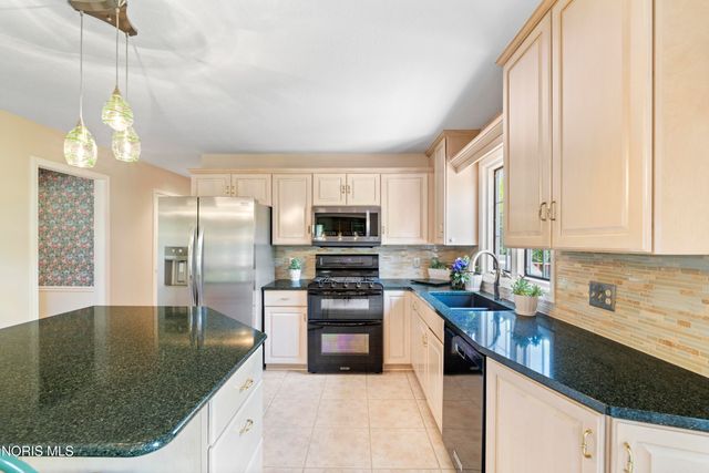 1252 Valley Bend Court, Perrysburg, OH 43551