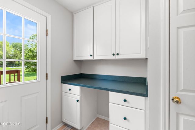 1252 Valley Bend Court, Perrysburg, OH 43551