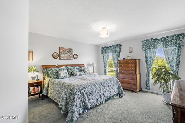 1252 Valley Bend Court, Perrysburg, OH 43551
