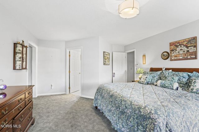 1252 Valley Bend Court, Perrysburg, OH 43551