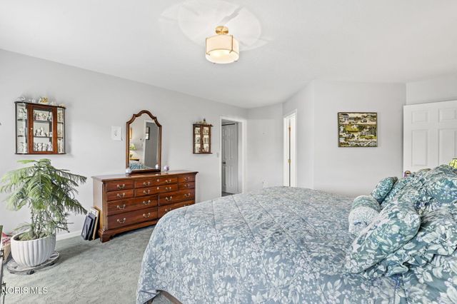 1252 Valley Bend Court, Perrysburg, OH 43551