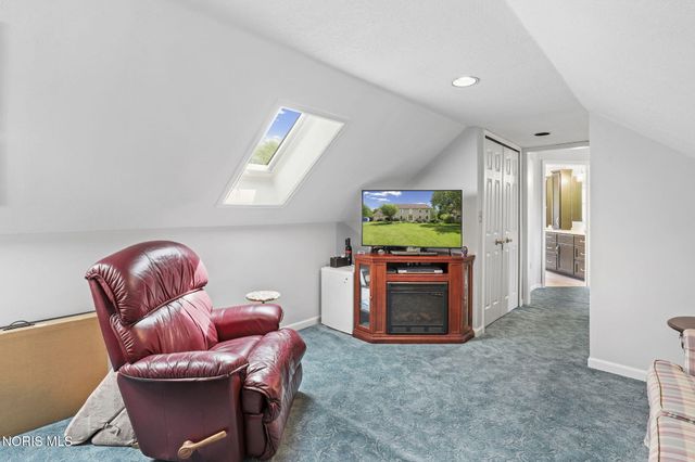 1252 Valley Bend Court, Perrysburg, OH 43551