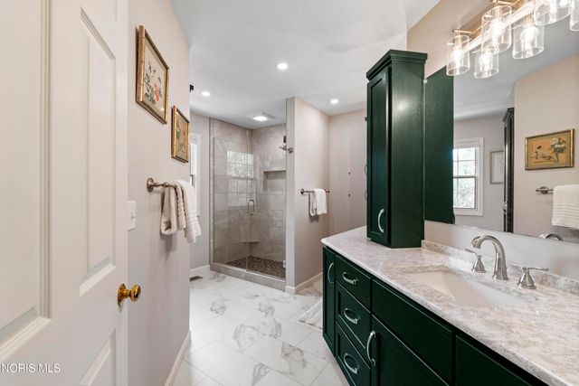 1252 Valley Bend Court, Perrysburg, OH 43551