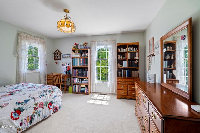1252 Valley Bend Court, Perrysburg, OH 43551