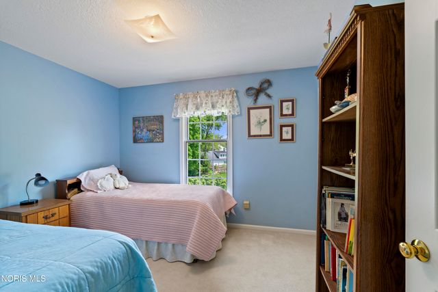 1252 Valley Bend Court, Perrysburg, OH 43551