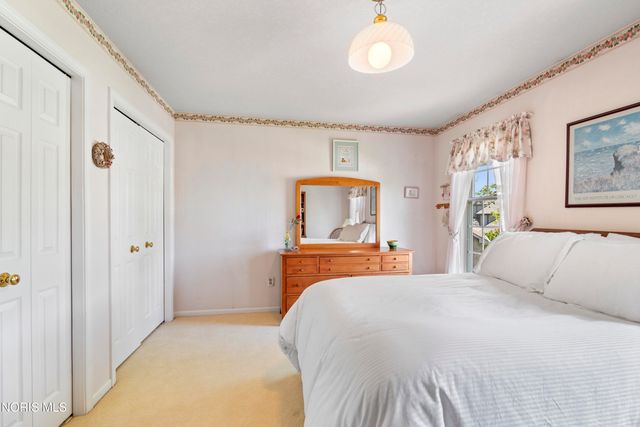1252 Valley Bend Court, Perrysburg, OH 43551