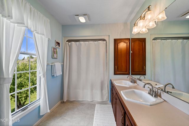 1252 Valley Bend Court, Perrysburg, OH 43551