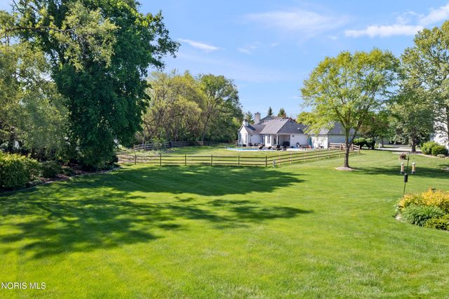 1252 Valley Bend Court, Perrysburg, OH 43551