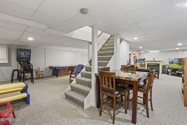 1252 Valley Bend Court, Perrysburg, OH 43551