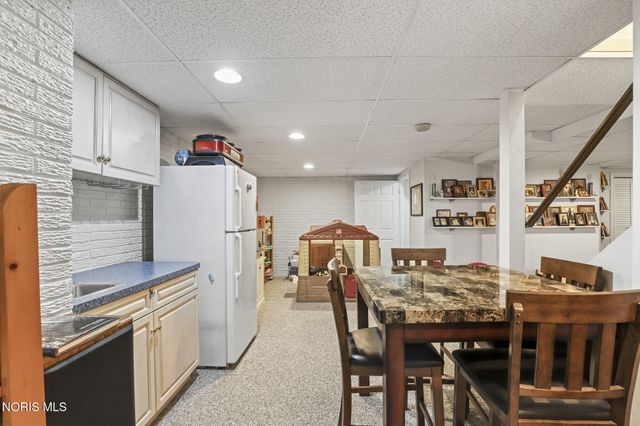 1252 Valley Bend Court, Perrysburg, OH 43551