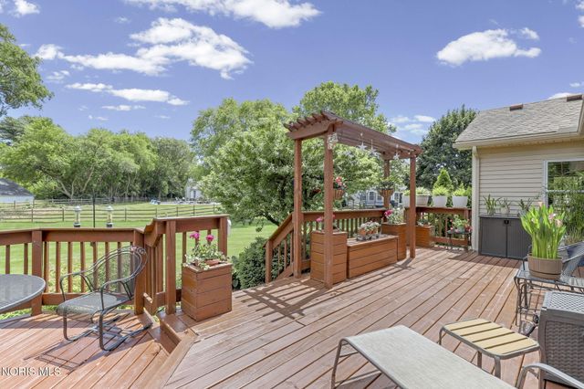 1252 Valley Bend Court, Perrysburg, OH 43551
