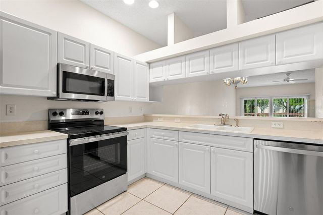 6600 100TH WAY N 24B, St Petersburg, FL 33708