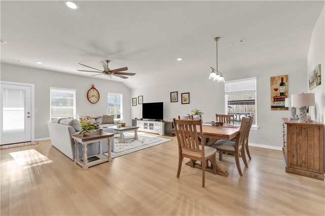 608 W Buffalo Avenue, Gentry, AR 72734