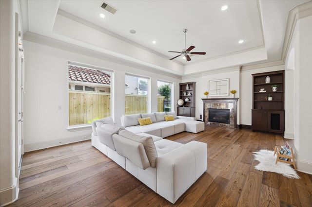 86 S Creekside Court, Houston, TX 77055