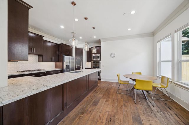 86 S Creekside Court, Houston, TX 77055