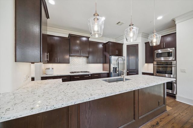 86 S Creekside Court, Houston, TX 77055