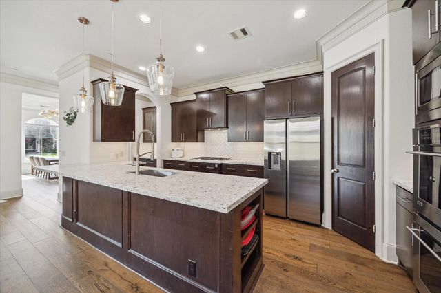 86 S Creekside Court, Houston, TX 77055