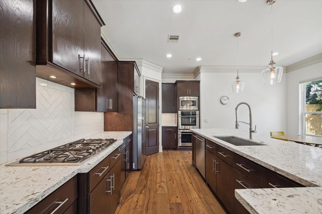 86 S Creekside Court, Houston, TX 77055