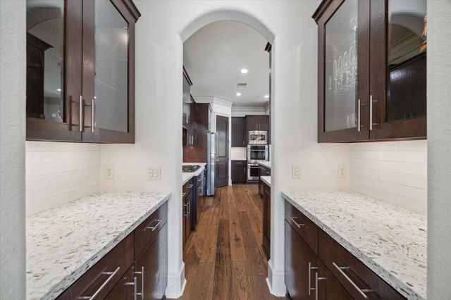 86 S Creekside Court, Houston, TX 77055