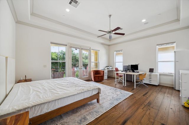 86 S Creekside Court, Houston, TX 77055