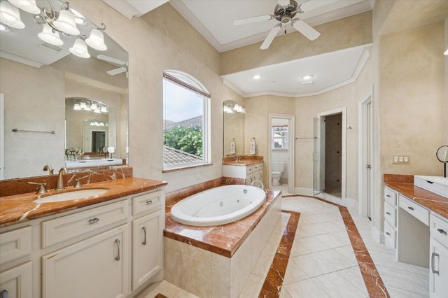 86 S Creekside Court, Houston, TX 77055