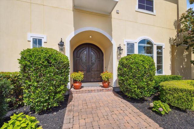 86 S Creekside Court, Houston, TX 77055