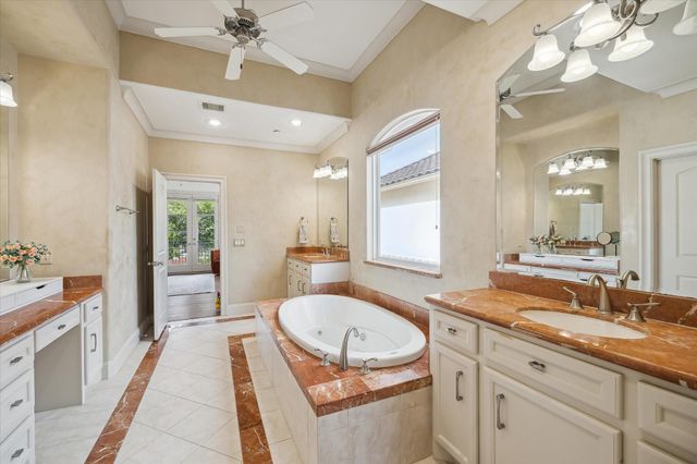 86 S Creekside Court, Houston, TX 77055