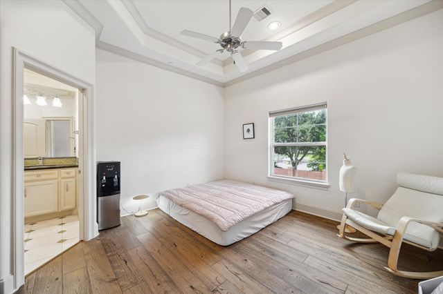 86 S Creekside Court, Houston, TX 77055