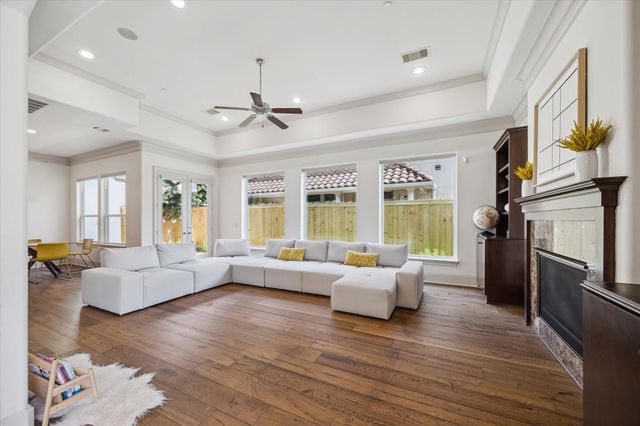 86 S Creekside Court, Houston, TX 77055