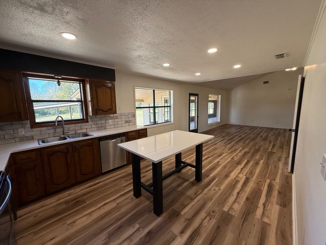 325 An County Road 4271, Palestine, TX 75803