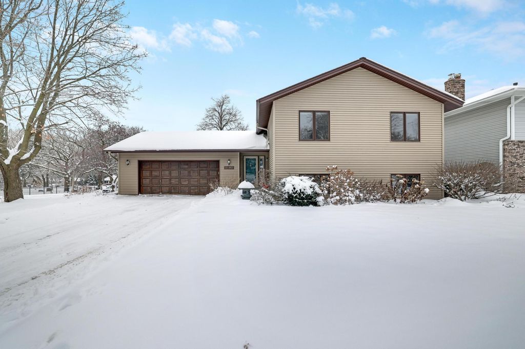 2492 Beam Avenue E, North Saint Paul, MN 55109