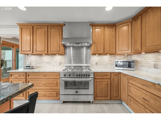 710 N MOLALLA Ave, Molalla, OR 97038