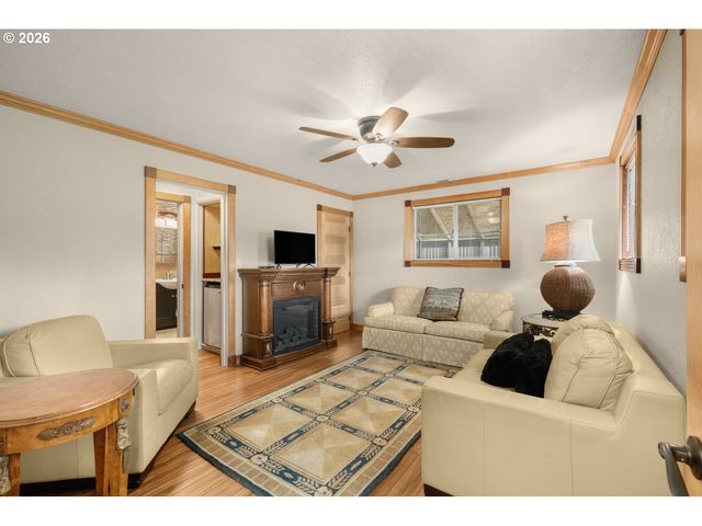 710 N MOLALLA Ave, Molalla, OR 97038