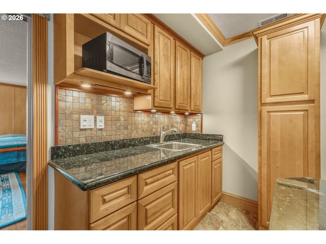 710 N MOLALLA Ave, Molalla, OR 97038