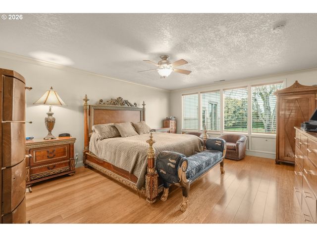 710 N MOLALLA Ave, Molalla, OR 97038