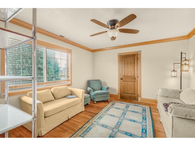 710 N MOLALLA Ave, Molalla, OR 97038