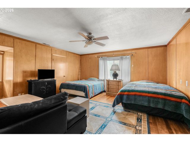 710 N MOLALLA Ave, Molalla, OR 97038
