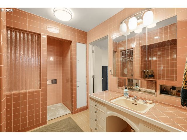 710 N MOLALLA Ave, Molalla, OR 97038