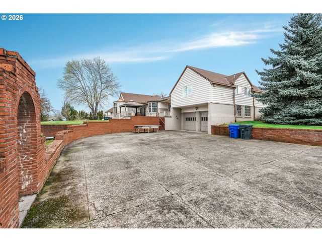 710 N MOLALLA Ave, Molalla, OR 97038