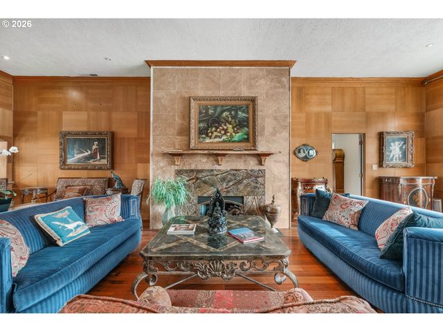 710 N MOLALLA Ave, Molalla, OR 97038