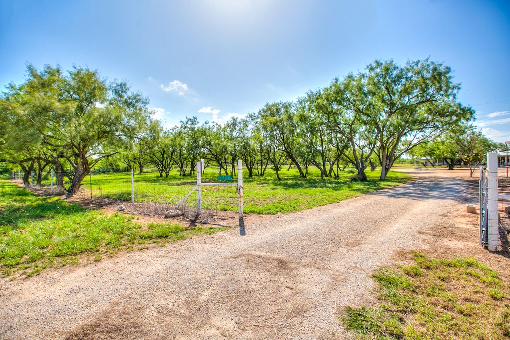 Image 2 of property listing at 9301 Texas 158, Robert Lee, TX 76945