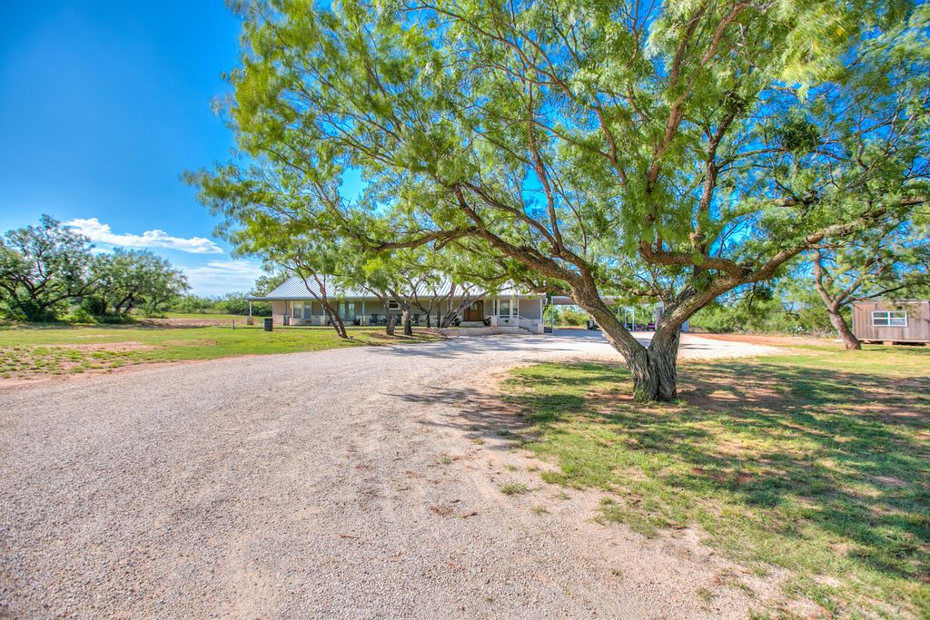 Image 4 of property listing at 9301 Texas 158, Robert Lee, TX 76945