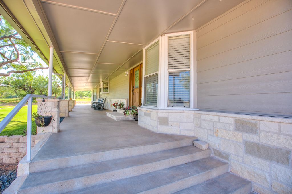 Image 7 of property listing at 9301 Texas 158, Robert Lee, TX 76945
