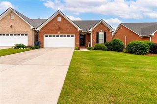 153 Regency SW Row, Calhoun, GA 30701