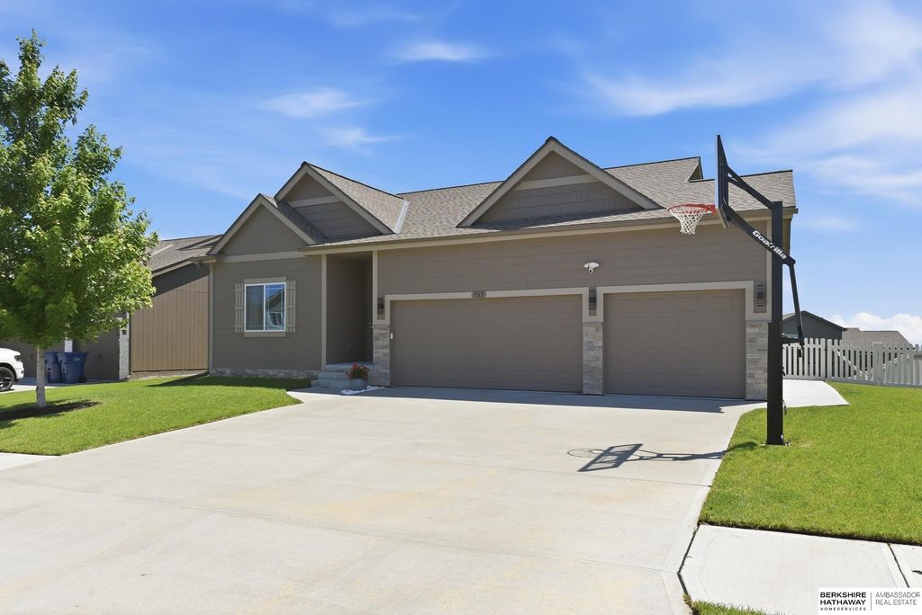 7165 N 167th Street, Bennington, NE 68007