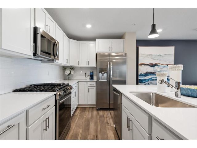 5289 Long Pointe Pass, Woodbury, MN 55129