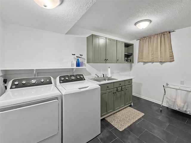 3509 Brook Ridge Court, Des Moines, IA 50317